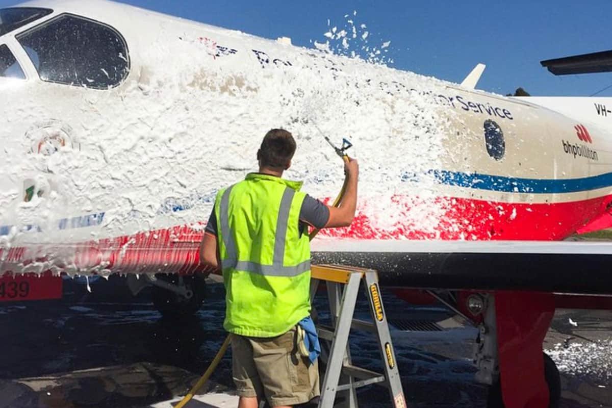 Aerogleam-WA-Washing-Zi-400-HD-Aircraft-Cleaner-Foam-Application